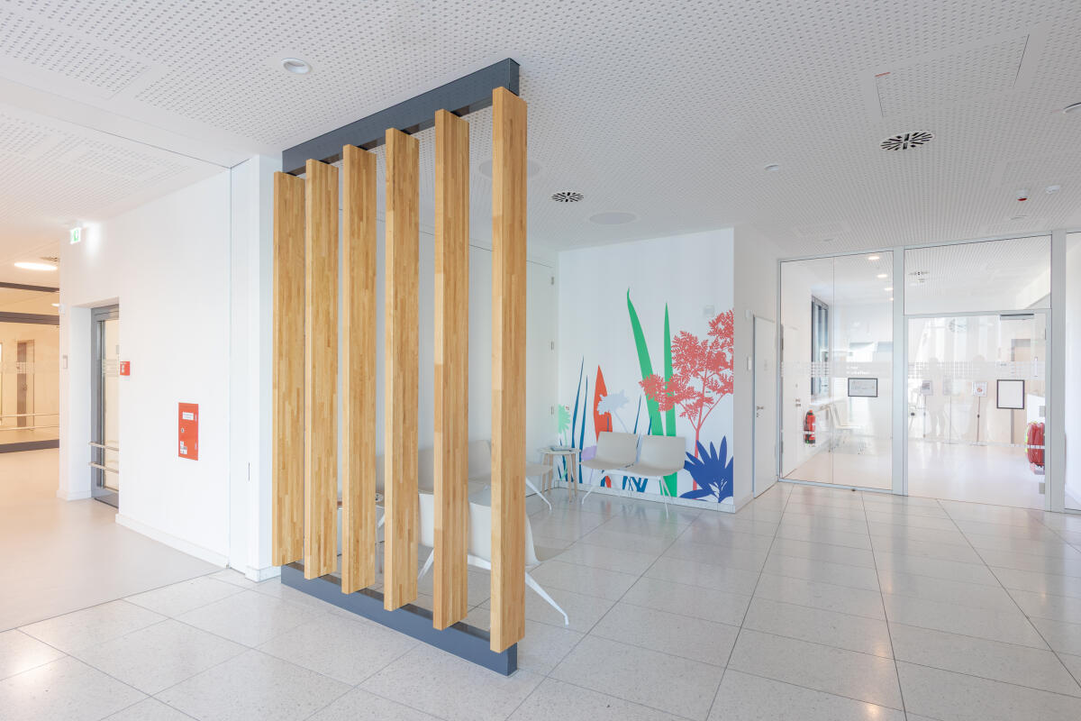 Planung Leit- und Orientierungssystem, Leitsystem Design, Wartebereiche, Grafik im Raum, Klinik